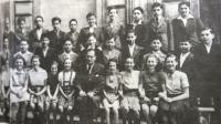 2. třída brněnského gymnázia, školní rok 1938-39; třídní učitel prof. Otto Ungar. Eva Taussová sedící pátá zleva. 