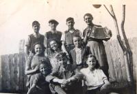 Židovská mládež v Chustu na Podkarpatské Rusi. Antonín Moťovič (v gymnaziální čepičce) sedí v dolní řadě. Začátek 40. let 20. století.