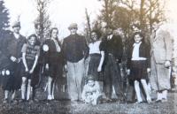 Židovská mládež v Chustu na Podkarpatské Rusi. Antonín Moťovič (v gymnaziální čepičce) třetí zleva. Začátek 40. let 20. století.