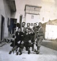 Židovská mládež v Chustu na Podkarpatské Rusi. Červen 1943.