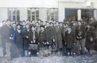 Židovská gymnaziální mládež v Chustu na Podkarpatské Rusi. Antonín Moťovič v první řadě čtvrtý zprava s čepicí v ruce. Začátek 40. let 20. století.