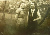 Miluše Dědková se sestřenicí Marií