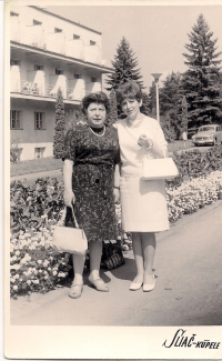Maminka Petra Reháka Marie (vlevo) a Zita - kúpele Sliač 1966