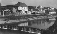 Pohled na dům Stehlíčkových a řeku Olšavu