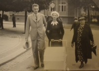 Rodiče a babička s Jitkou Bubeníkovou v kočárku