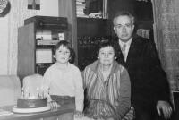 Manželé Rudolf a Věra Buxbaumovi se synem Jindřichem v roce 1959