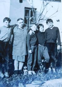 Tchyně Berta Buxbaumová s vnoučaty v Nové Hradečné v roce 1965