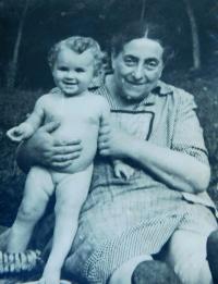 My mother-in-law Berta Buxbaum with her granddaughter in Nová Hradečná