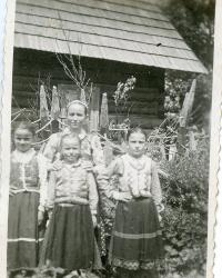 Mary with her mother and sisters in Litmanova 