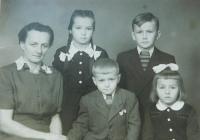 Rodina v době otcova věznění. Zleva matka Anna Šobotová a její děti Anička, Jiří, Milan a Helena
