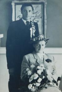 Svatební fotografie rodičů Milana a Anny Šobotových z roku 1948