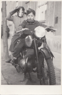 S bratrem Eduardem na motorce, začátek 50. let