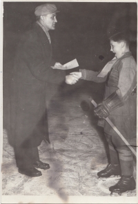 S otcem v Brně, předává mu diplom z žákovského turnaje, cca 1956/57