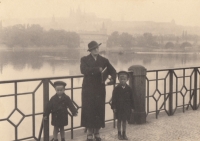 Ctirad (on the right) and Josef Mašín with their mother in Prague, 1935