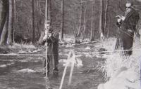 Měření vody řeky Ploučnice u Mimoně1968, Janda vpravo
