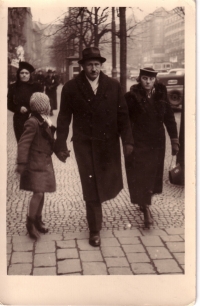 Liselotte Židová accompanied by her parents, Prague 1938