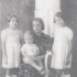 V dětství se svou matkou a sestrami